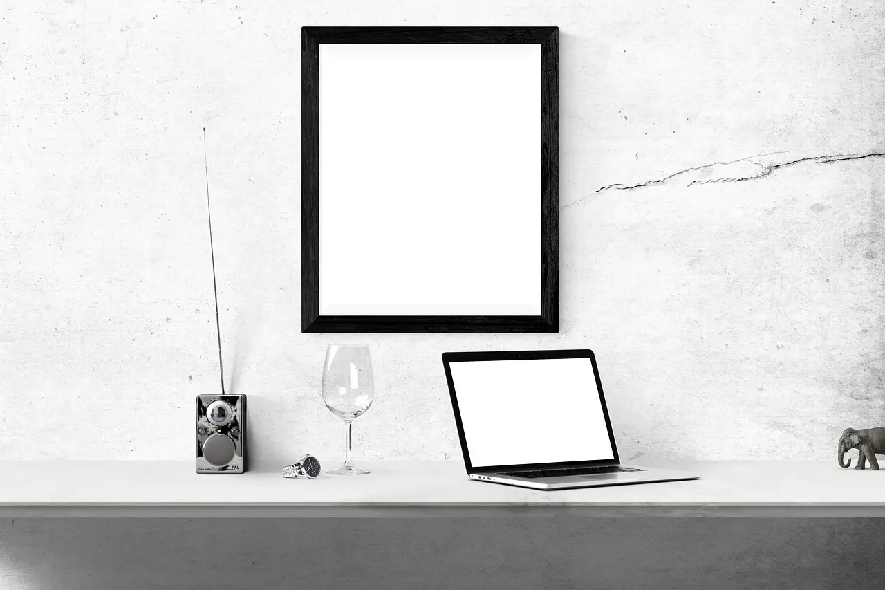 Minimalistisk skrivebord med billedramme